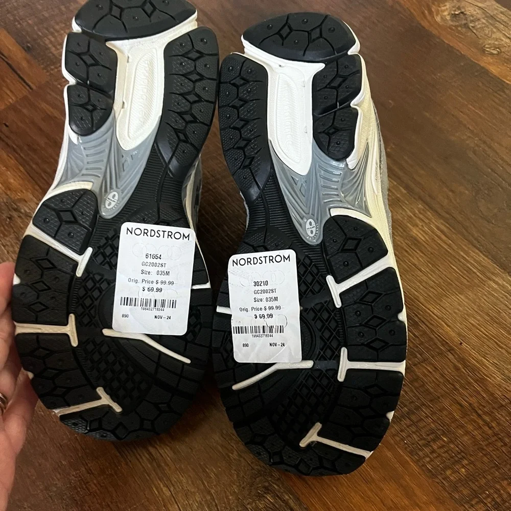 New Balance Kids Sneakers - Gray and White